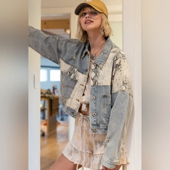 POL Snakeskin Patch Button Up Dustressed Denim Jean Jacket Women's Size Large L - Picture 2 of 15